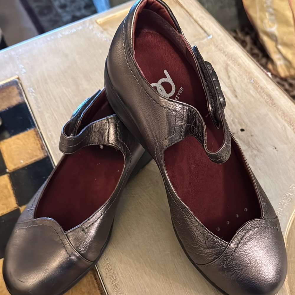 Silver Metallic Flats with Strap and Rounded Toe